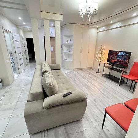 Two Bedroom Large Apartment In Chisinau Exterior foto