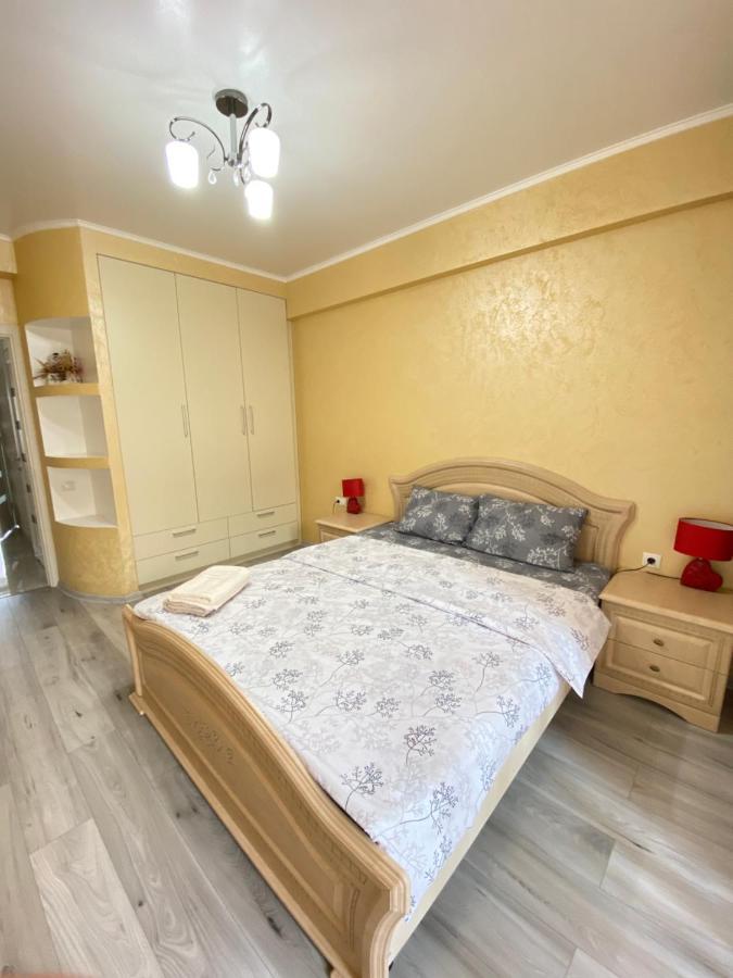 Two Bedroom Large Apartment In Chisinau Exterior foto